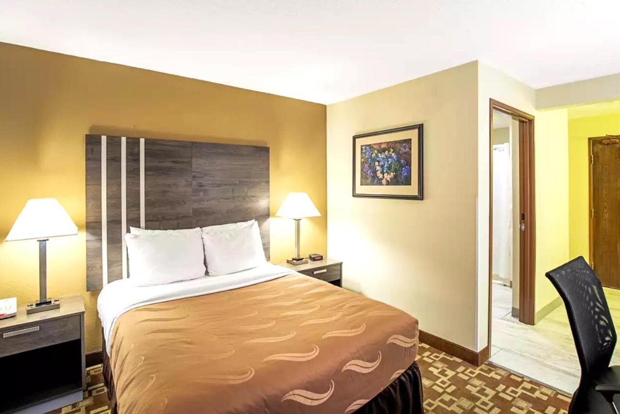 Norwood Inn & Suites Milwaukee Butler Exteriör bild