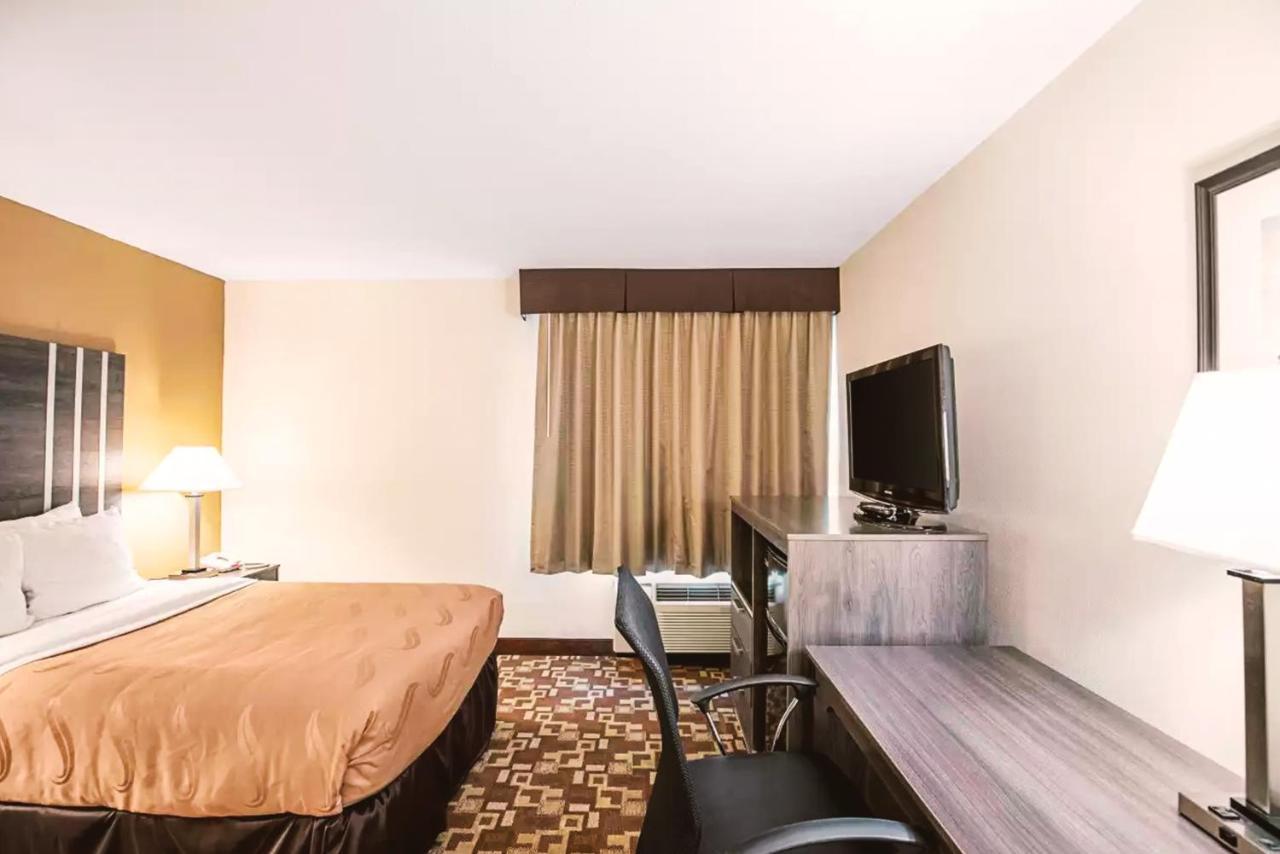 Norwood Inn & Suites Milwaukee Butler Exteriör bild