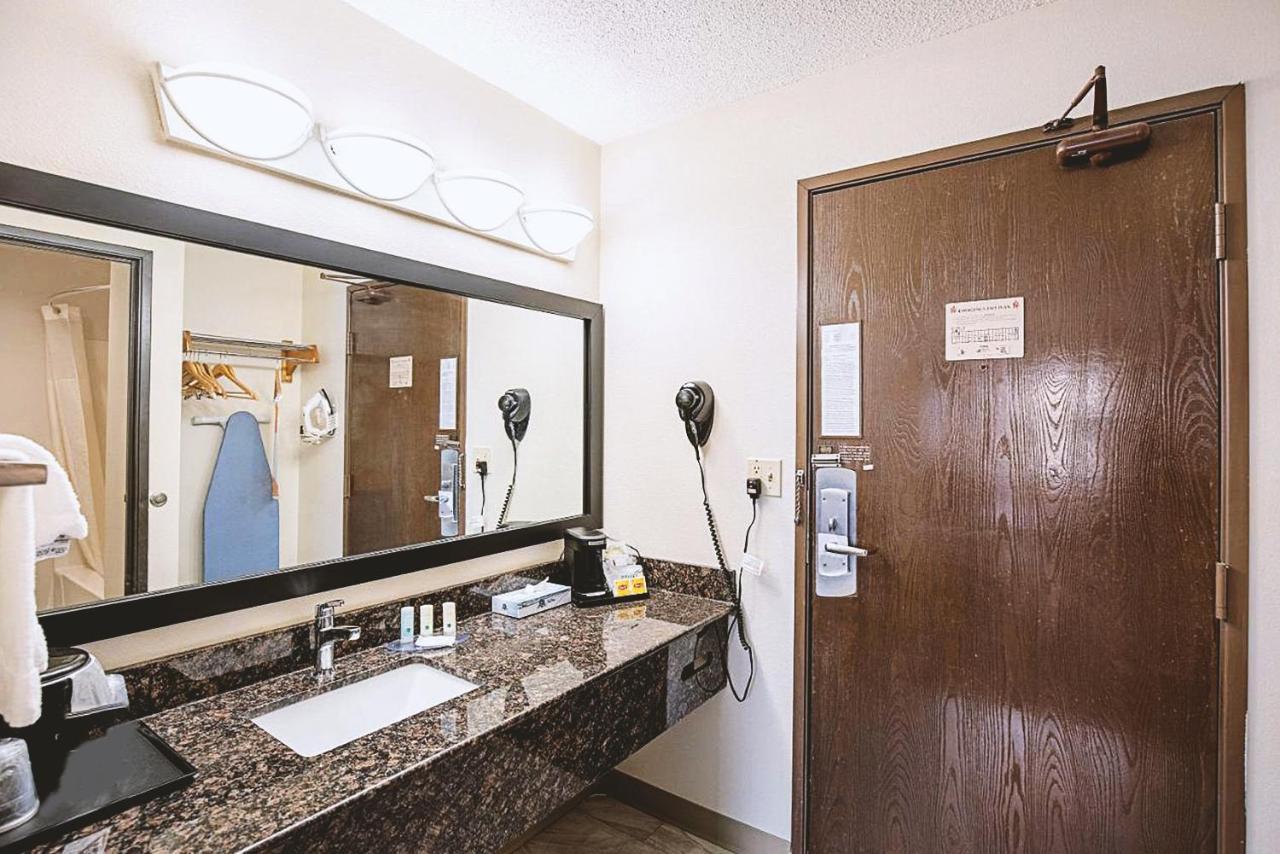 Norwood Inn & Suites Milwaukee Butler Exteriör bild