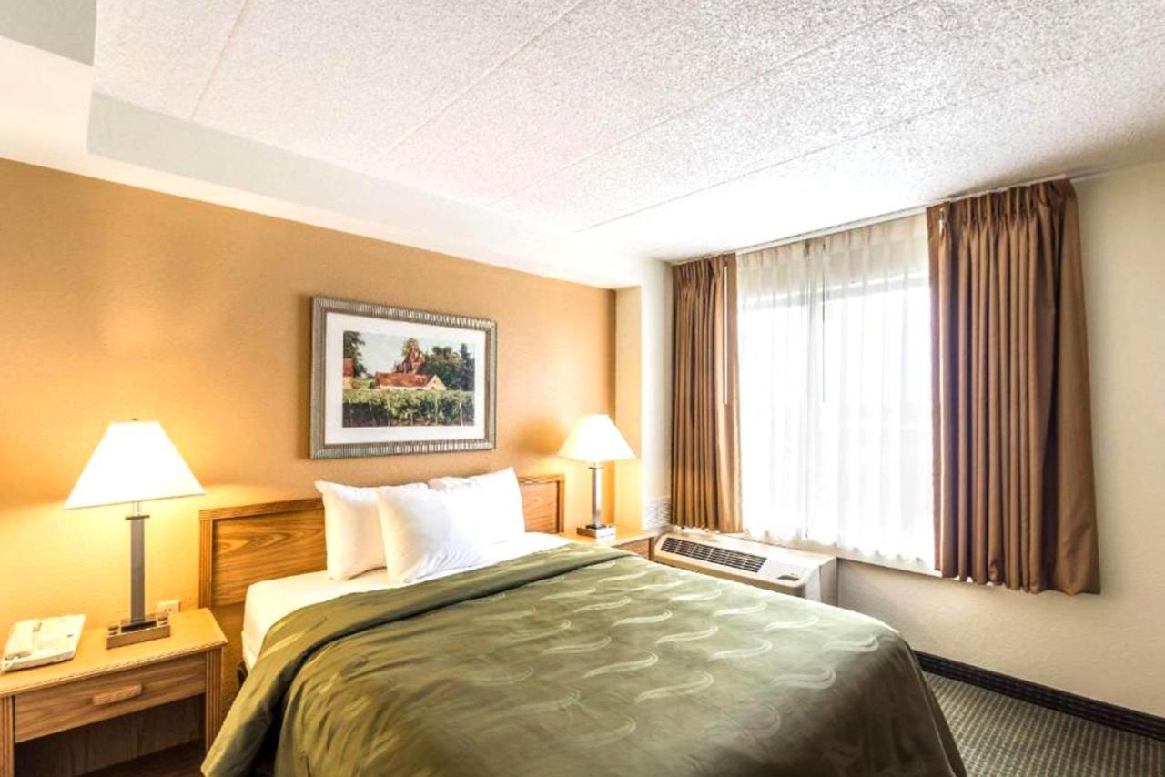 Norwood Inn & Suites Milwaukee Butler Exteriör bild
