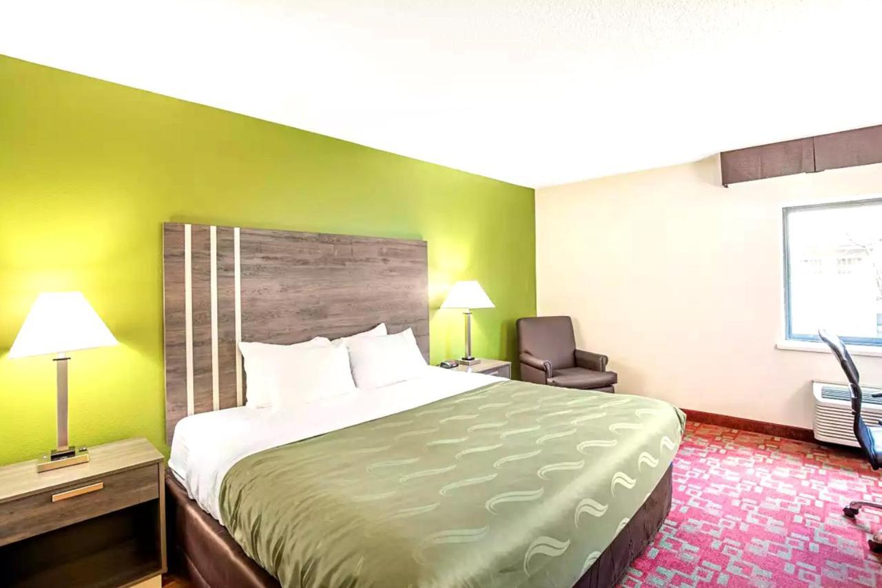 Norwood Inn & Suites Milwaukee Butler Exteriör bild