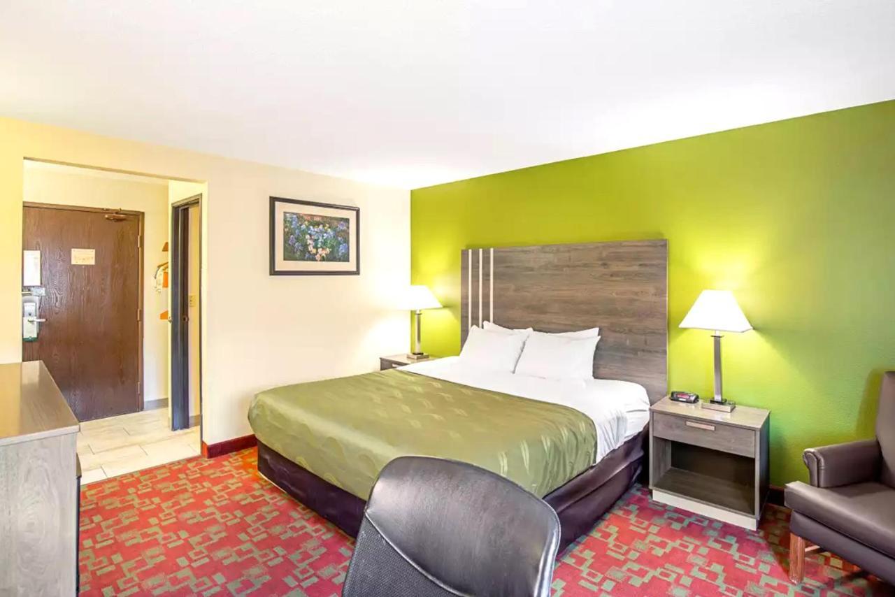 Norwood Inn & Suites Milwaukee Butler Exteriör bild