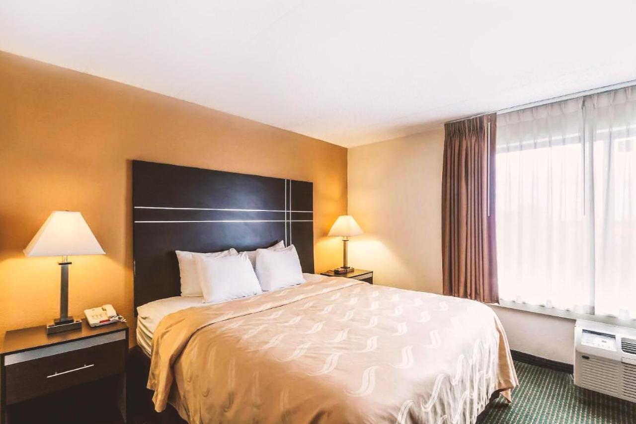Norwood Inn & Suites Milwaukee Butler Exteriör bild