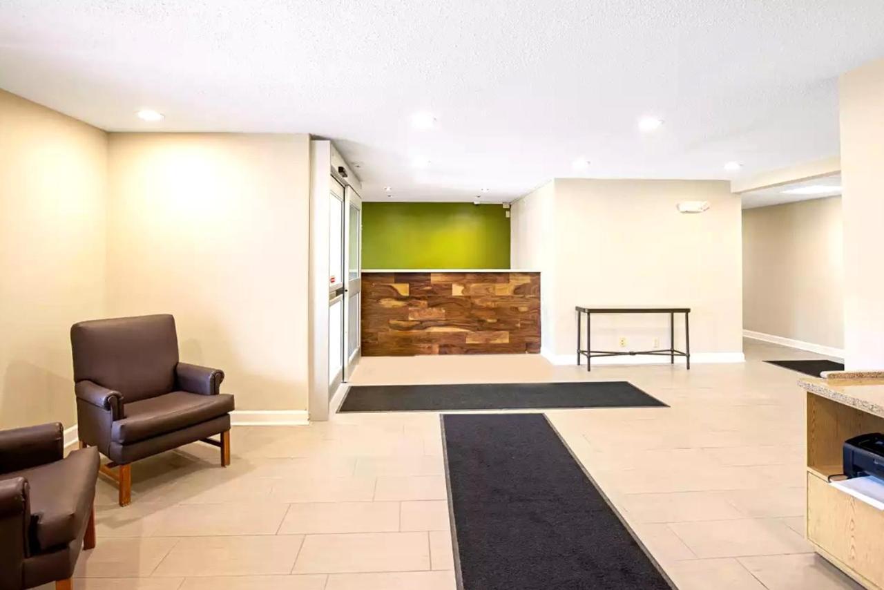 Norwood Inn & Suites Milwaukee Butler Exteriör bild