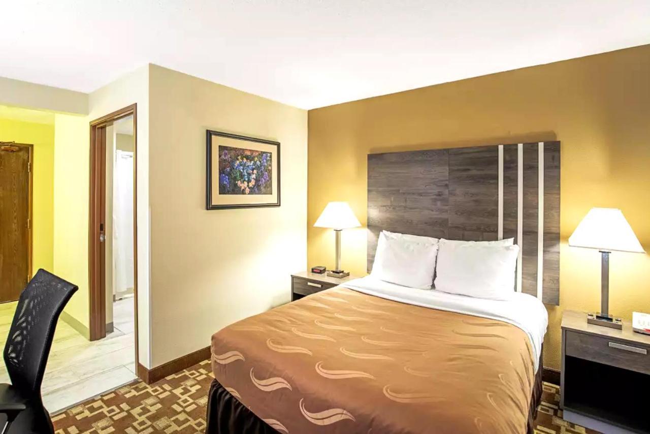 Norwood Inn & Suites Milwaukee Butler Exteriör bild
