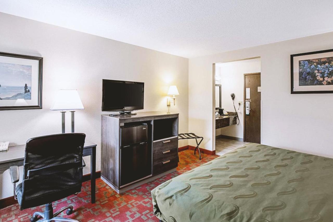 Norwood Inn & Suites Milwaukee Butler Exteriör bild