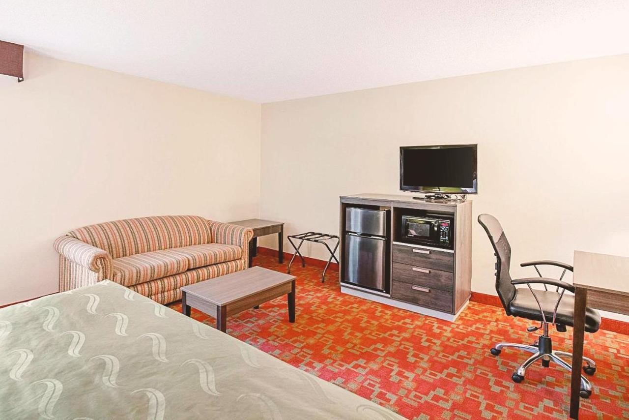Norwood Inn & Suites Milwaukee Butler Exteriör bild