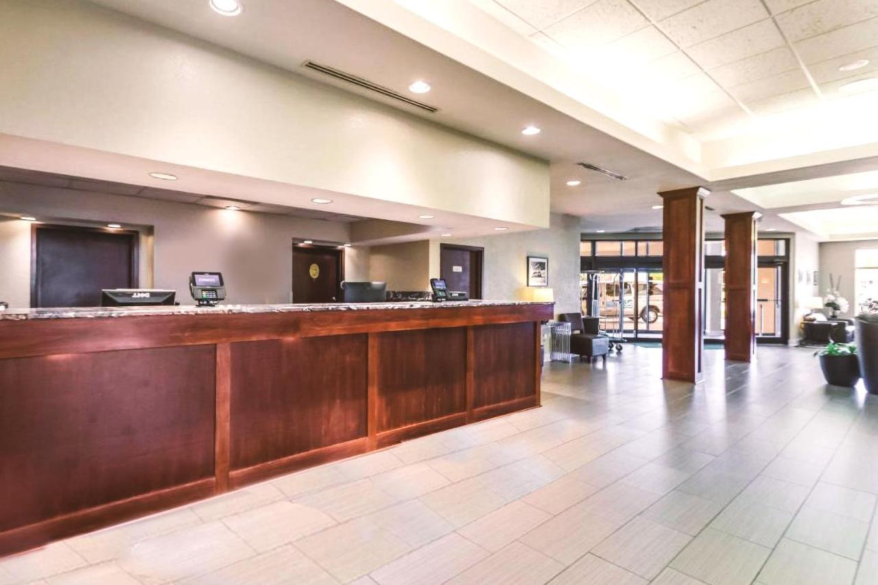 Norwood Inn & Suites Milwaukee Butler Exteriör bild