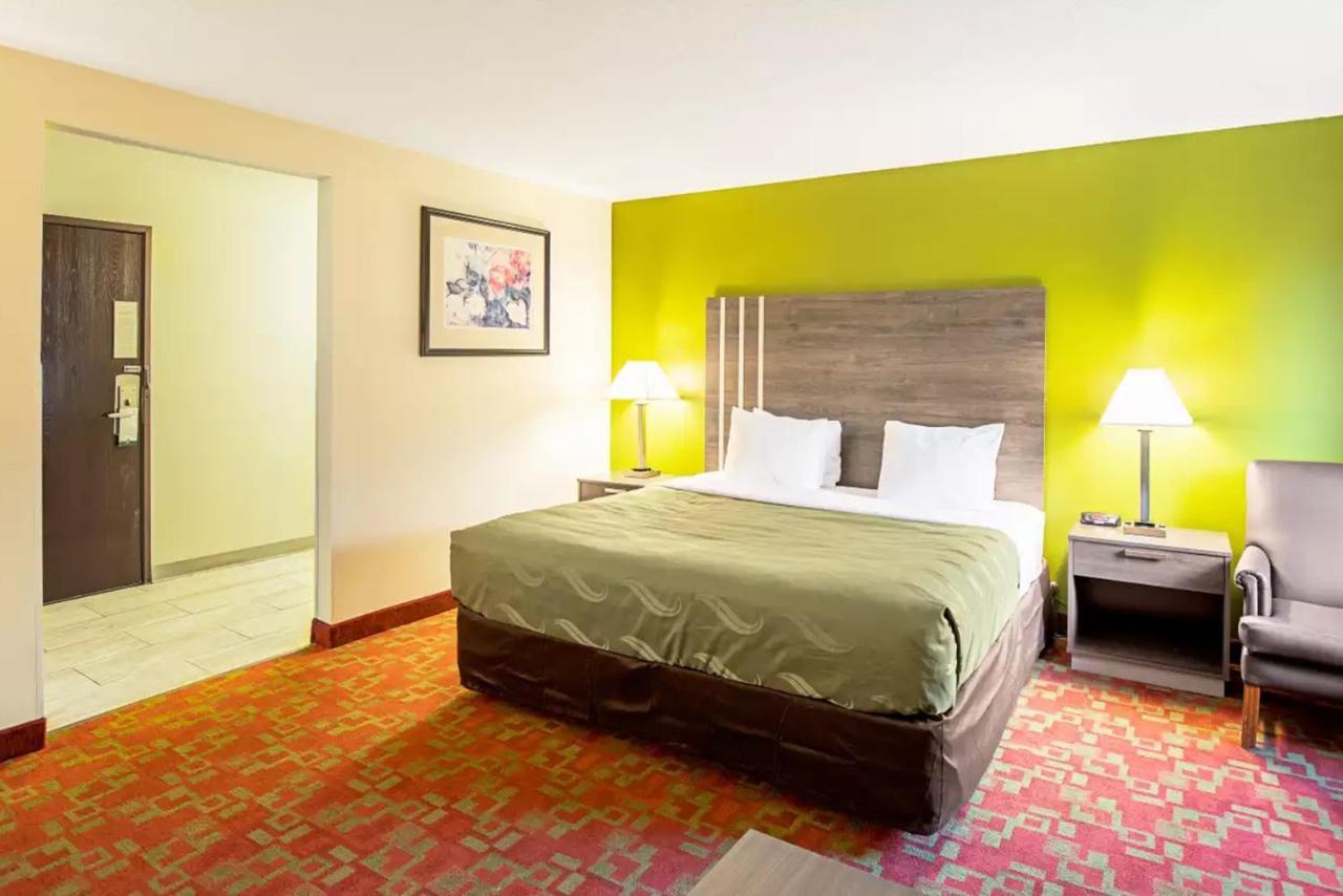 Norwood Inn & Suites Milwaukee Butler Exteriör bild