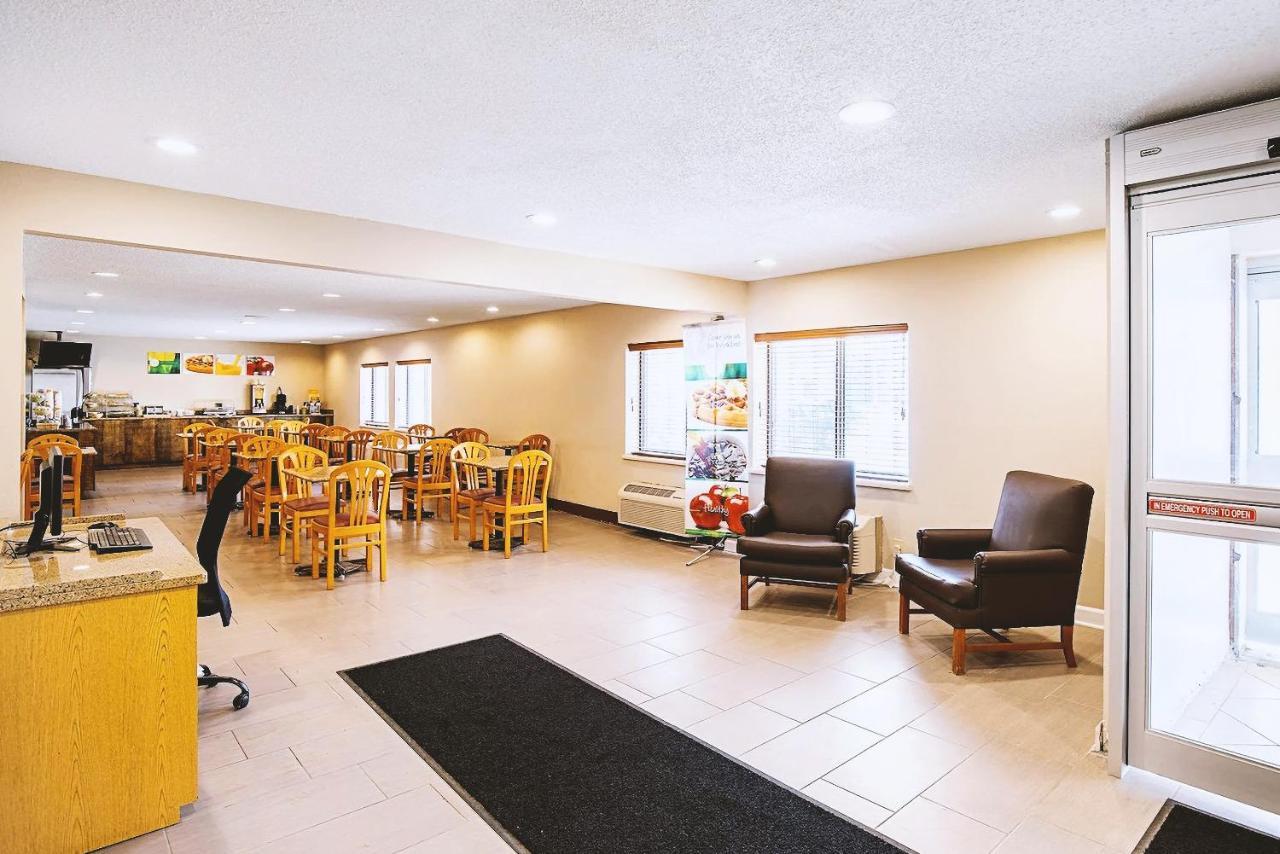 Norwood Inn & Suites Milwaukee Butler Exteriör bild