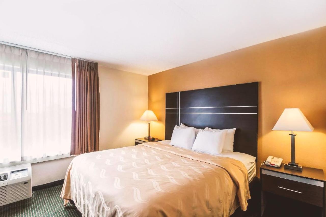 Norwood Inn & Suites Milwaukee Butler Exteriör bild
