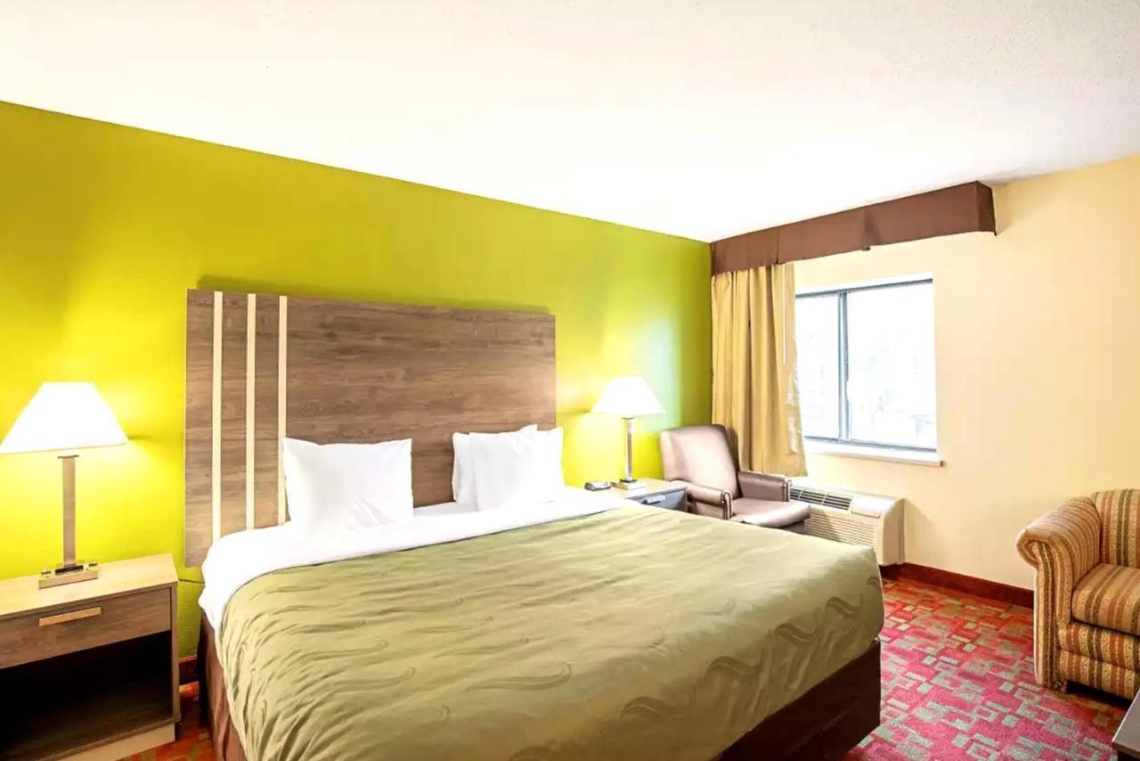 Norwood Inn & Suites Milwaukee Butler Exteriör bild