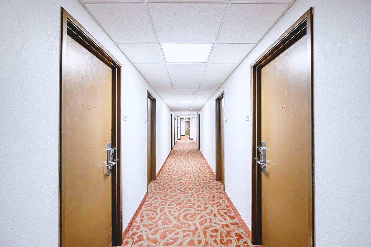 Norwood Inn & Suites Milwaukee Butler Exteriör bild
